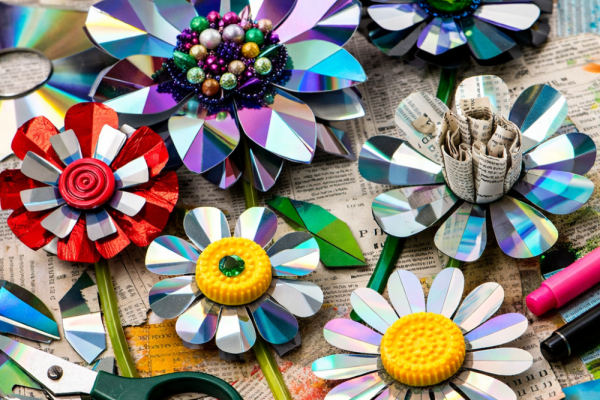 Ein kreativer Praxis-Workshop - Da sagt die Blüte, “ich war mal eine CD!” - Oder: Wie aus Alt-, Verpackungsmaterial oder Zeitungen Blumen werden!