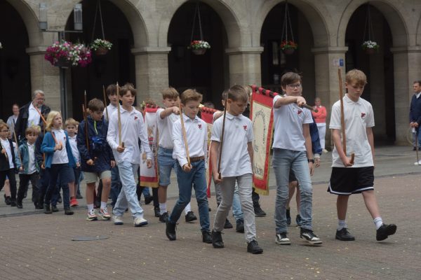 Ausmarsch der Neusser Edelknaben mit dem Bundesfanfarenkorps Neuss-Furth