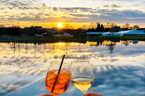 Sundowner am See- Goldene Stunde im Park