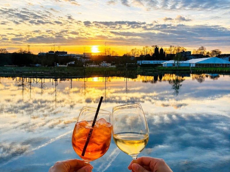 Sundowner am See- Goldene Stunde im Park