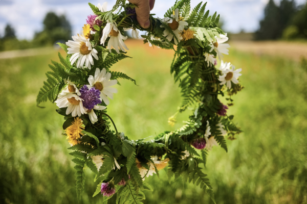 Blumenkranz binden zum Mittsommer