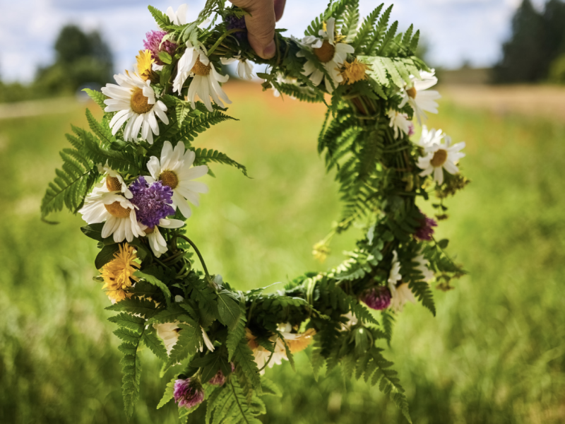 Blumenkranz binden zum Mittsommer